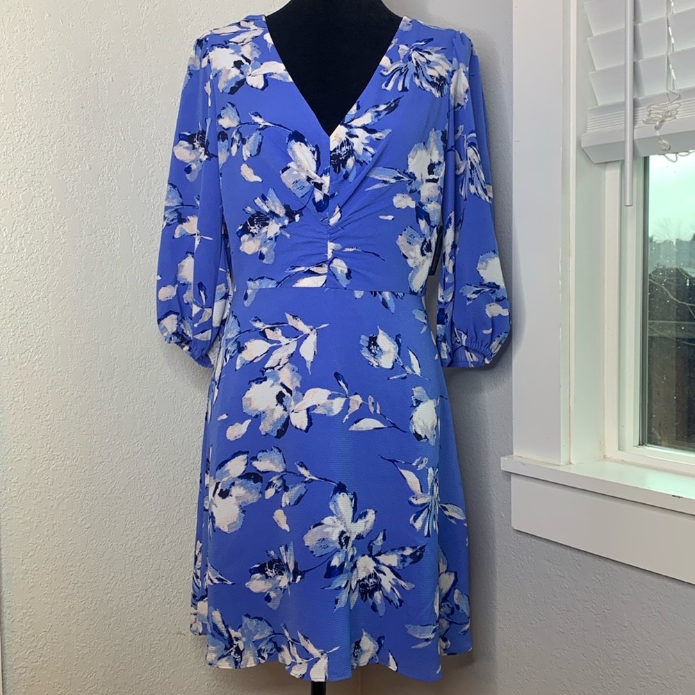 JH Blue White Floral Dress V-Neck lined 3/4 relaxed puff sleeves Wedding Guest